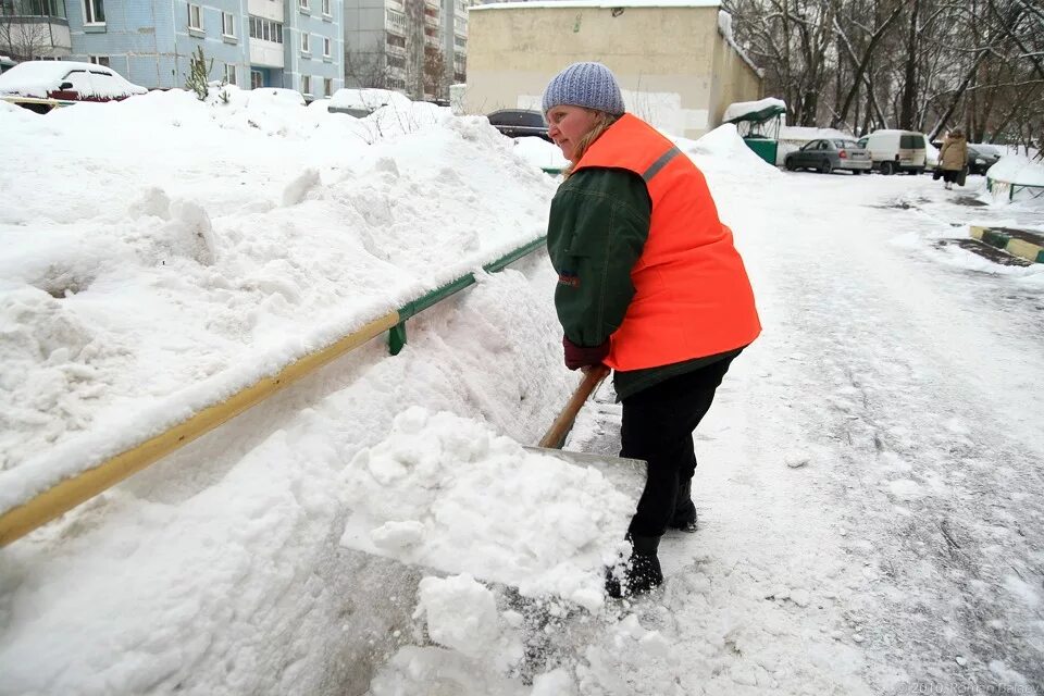 Уборка снега. Убирает снег. Дворник снег. Женщина убирает снег.