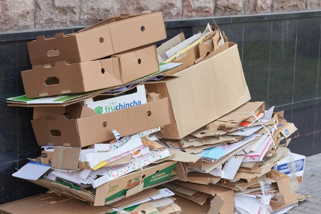 Отходы упаковочного картона. Отходы картона. Картон макулатура. Коробки картонные на мусорке.