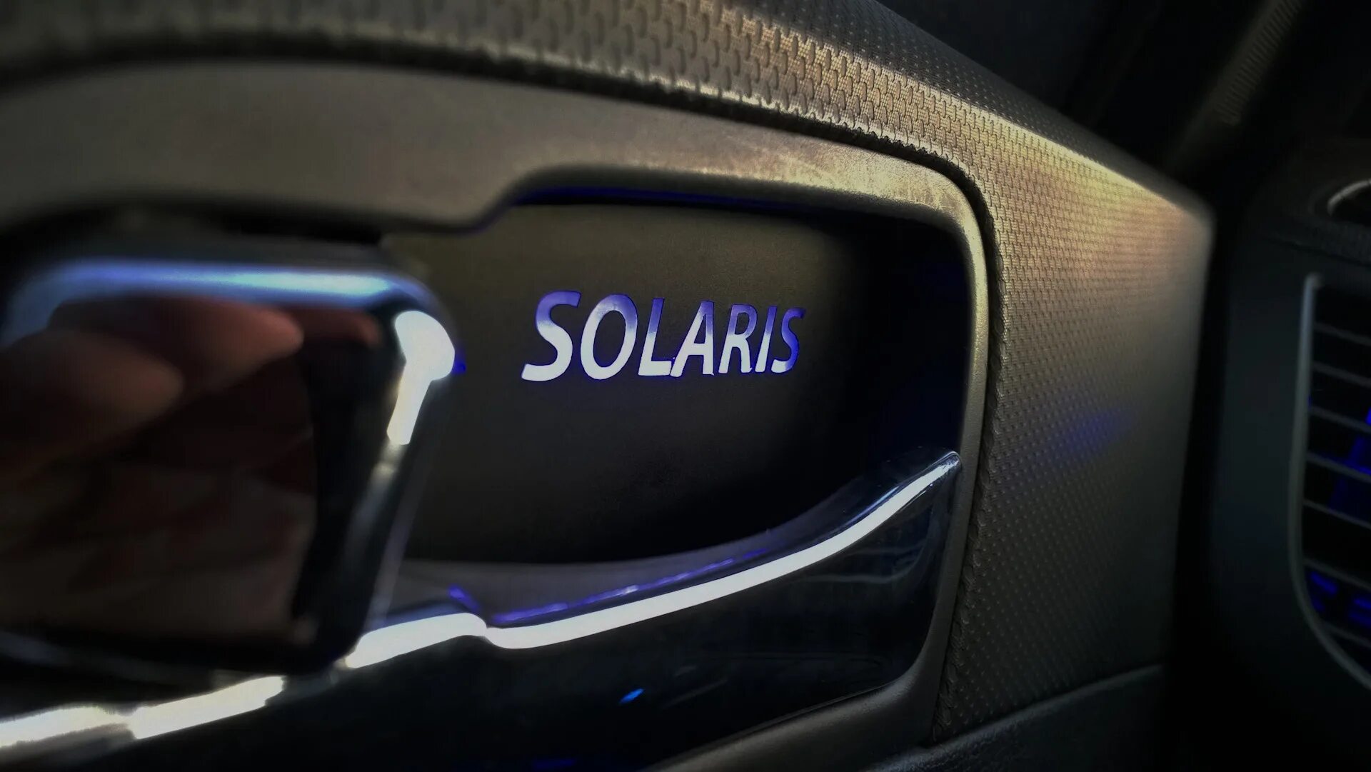 Подсветка ручек Hyundai Solaris. Подсветка дверных ручек автомобиля Hyundai Solaris. Подсветка ручек Хендай Солярис 2012. Подсветка ручек дверей Хендай Солярис 2011.