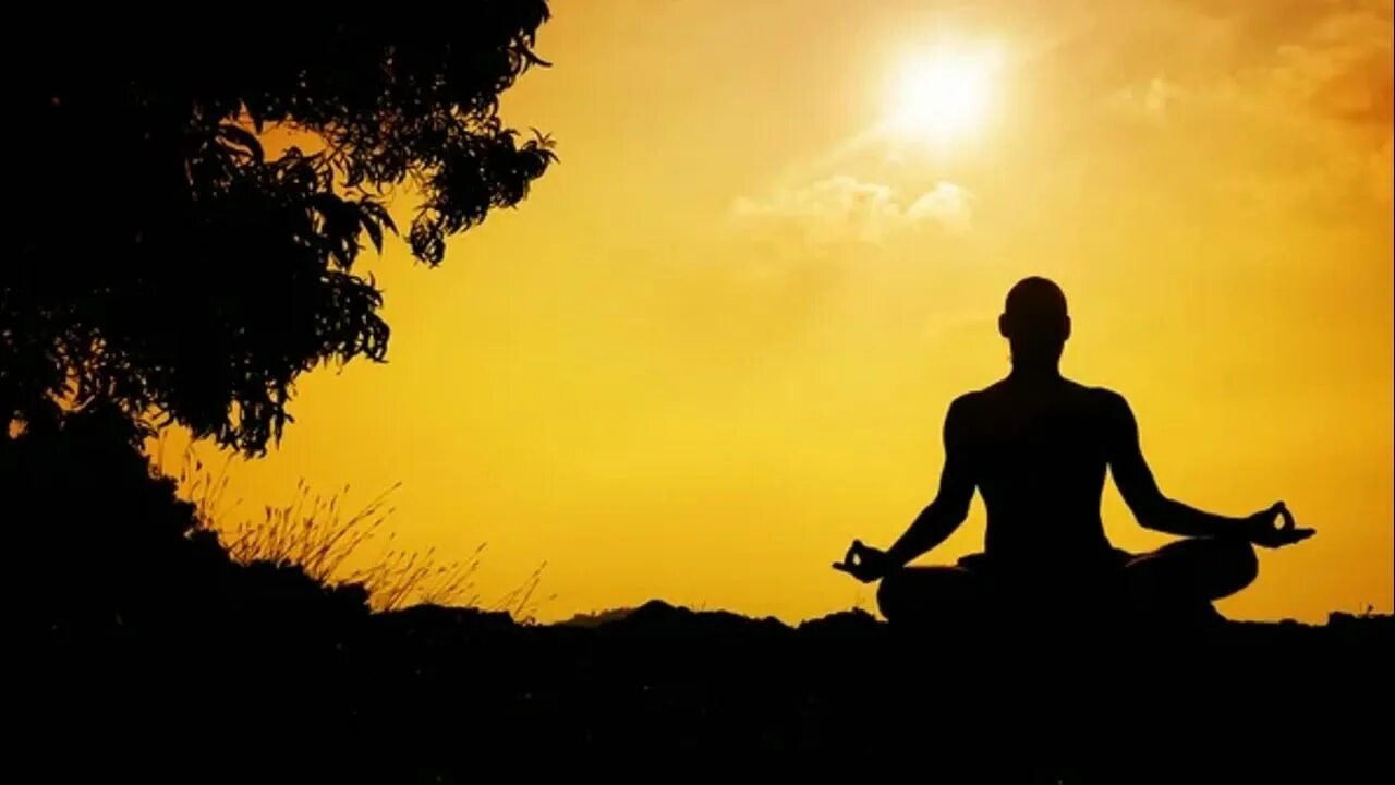 Медитация. Йога медитация. Мужчина медитирует. Человек в позе лотоса.