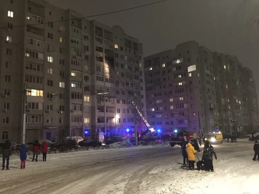 Вечер 12 12 19. Пожар на Орджоникидзе Саратов. Пожар на Орджоникидзе Ижевск. Возгорание 10 этажка Саратов. Саратов пожар Первомайский посёлок 26.10.2019.