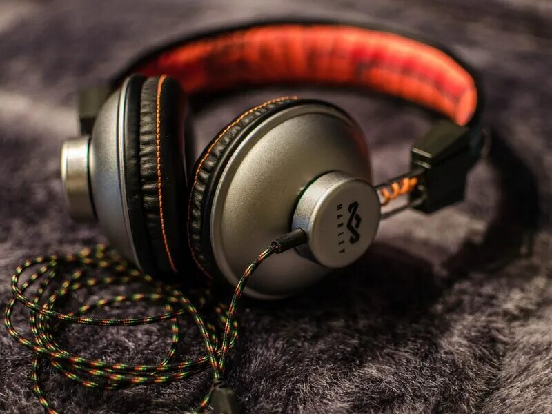 Sennheiser 630. Plantronics backbeat 903+. Наушники kygo. Спортивные наушники на человеке. Наденьте наушники.