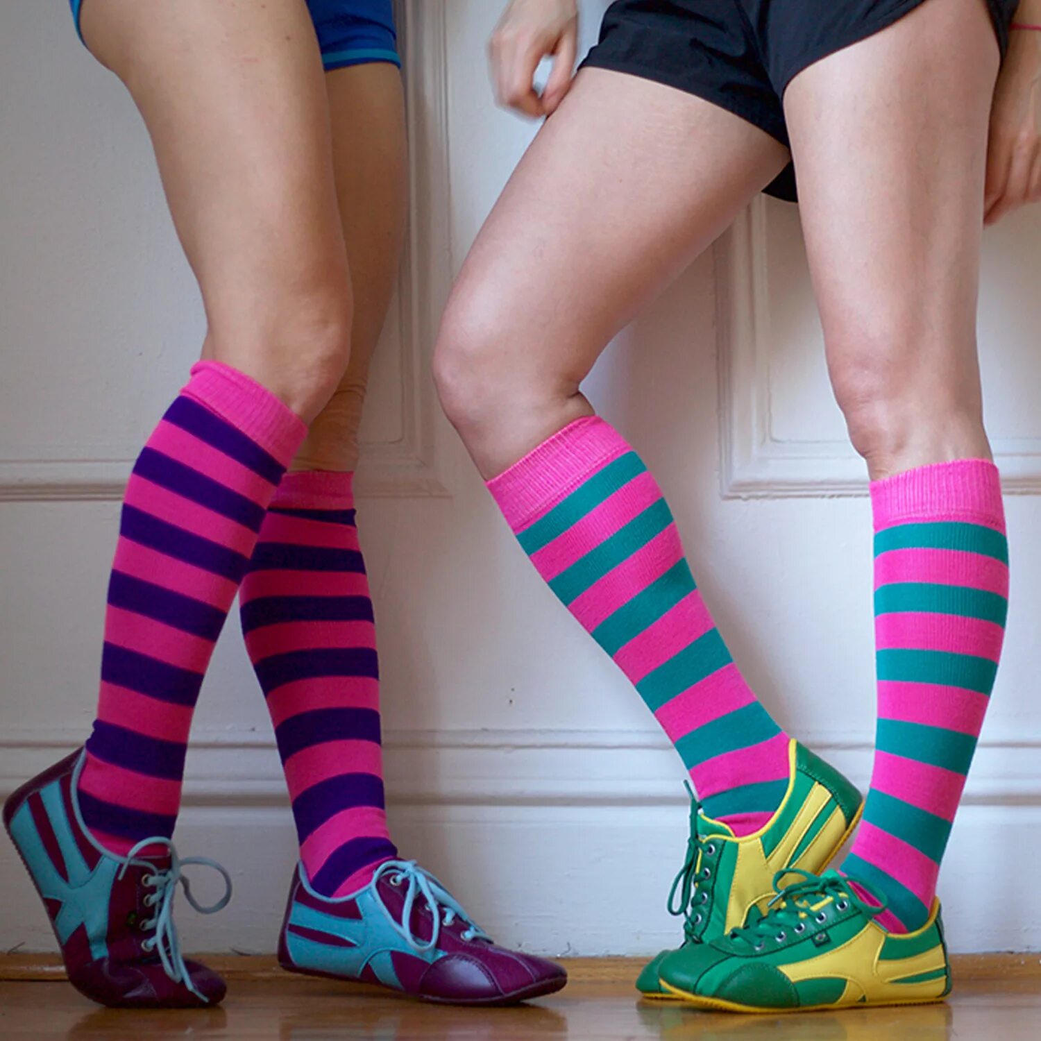 Девушки в цветных носках. Девочки в цветных носочках. Носки с лосинами. Носки с леггинсами. Wearing socks