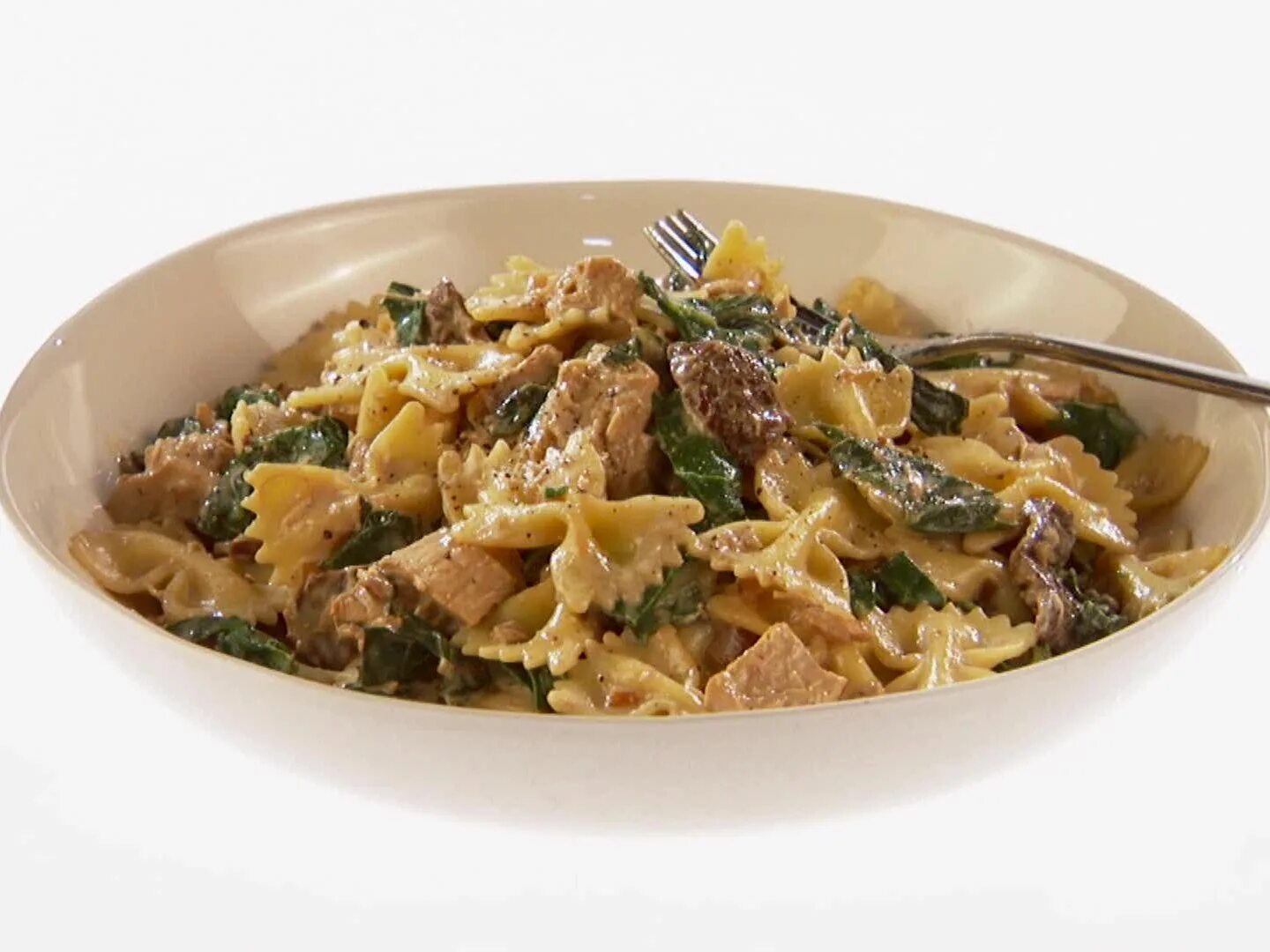 Орзо с грибами и курицей. Паста фарфалле с грибами. фарфалле с курицей и грибами в сливочном соусе. паста фарфалле с говядиной. паста фарфалле с курицей.