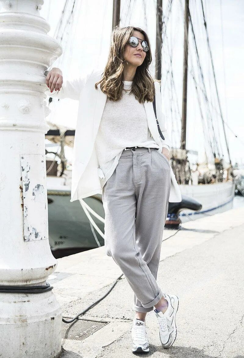 Носите свободную одежду. Oversize outfit стиль 2021. Стильные брюки. Повседневный образ. Майки женские модные.