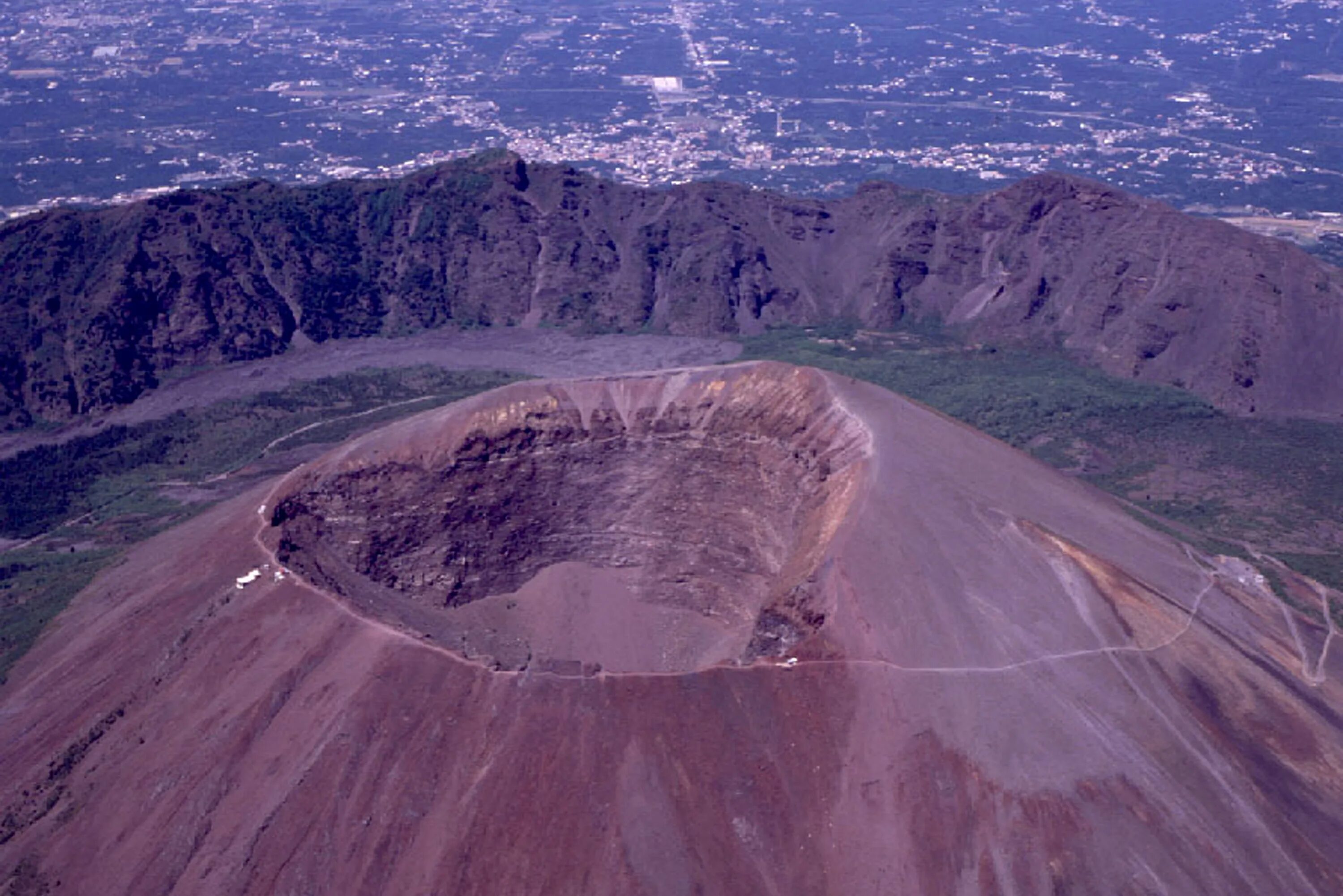 Mt vesuvius. Вулкан Везувий в Италии. Кратер вулкана Везувий. Кратер Везувия. Кратер Везувия извержение.