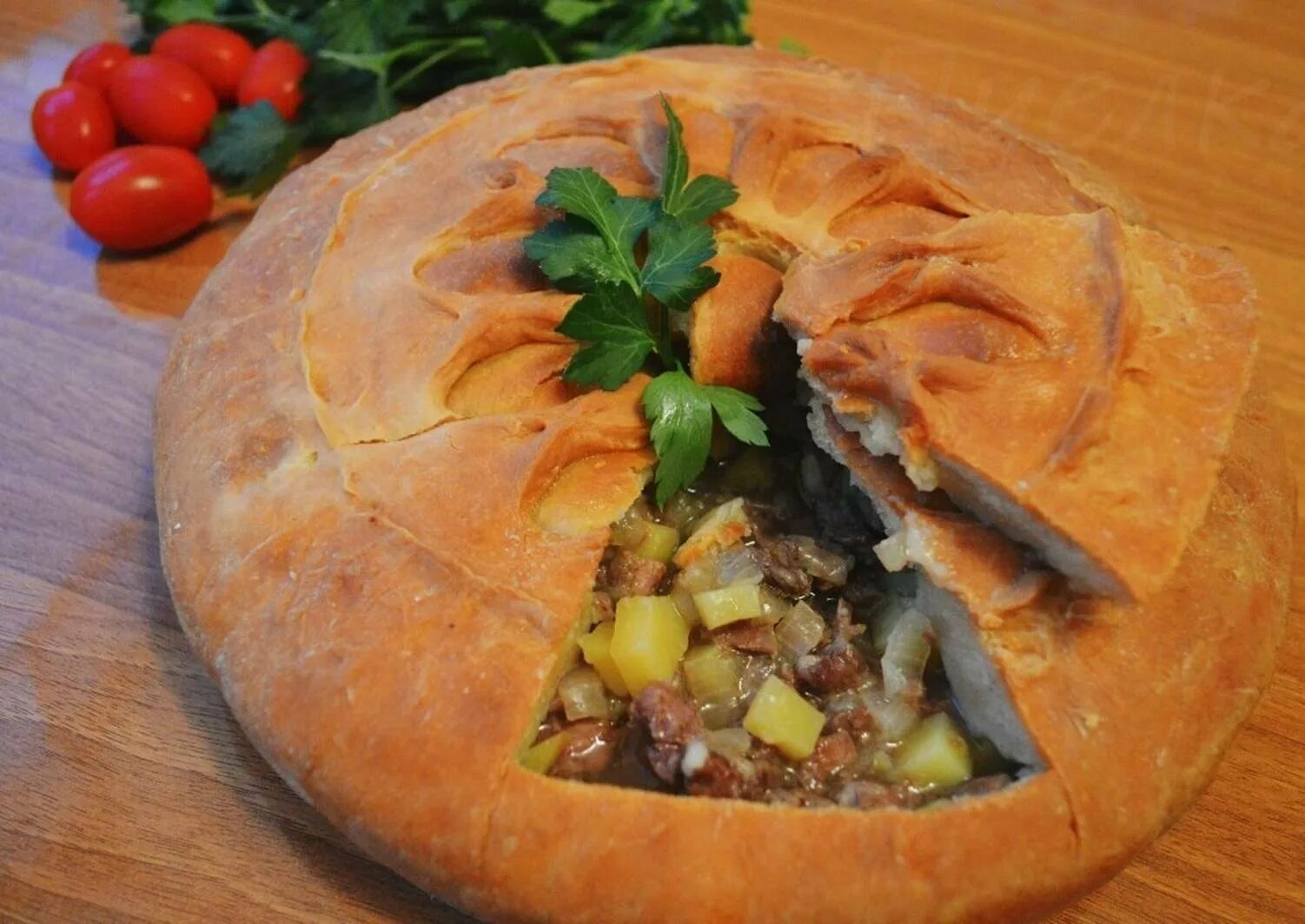 Татарская кухня белишь. Татарская кухня зур бэлиш. Татарская КУХНЯЗУР Элиш. Бэлиш балиш. Рецепт бэлиш татарский с мясом и картошкой