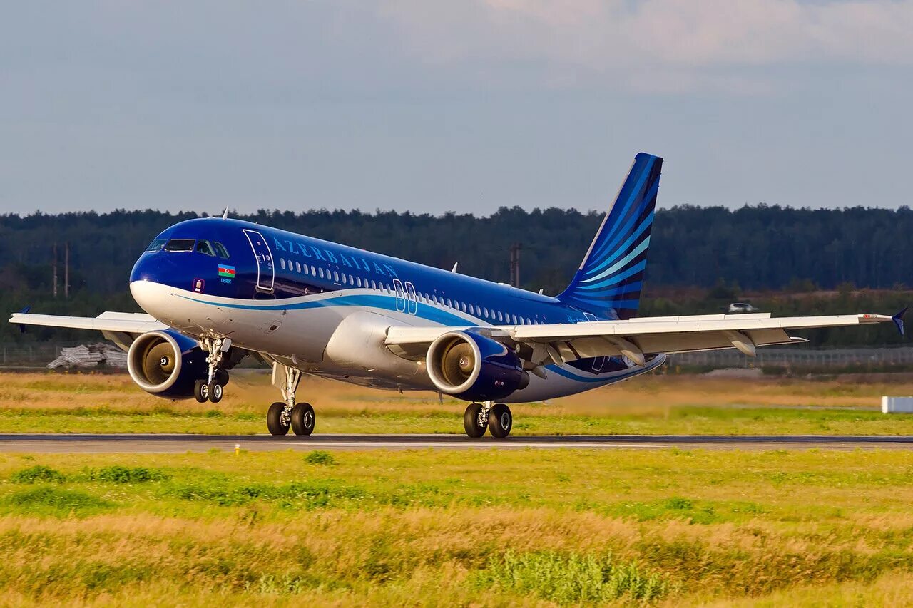 Мин воды баку самолет. А320 АЗАЛ. Airbus a320 AZAL. Airbus a320 Azerbaijan AZAL Pass. Airbus a345 AZAL.