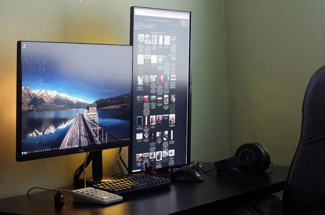 Два монитора на столе. Один компьютер из нескольких. 3 монитора. Компьютер с 4 мониторами. Один компьютер из нескольких.