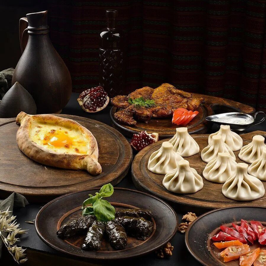 Грузинская еда на дом. Грузинская кухня хинкали. Грузинский стол. Грузинский хачапури по аджарски. Грузинская еда на дом.