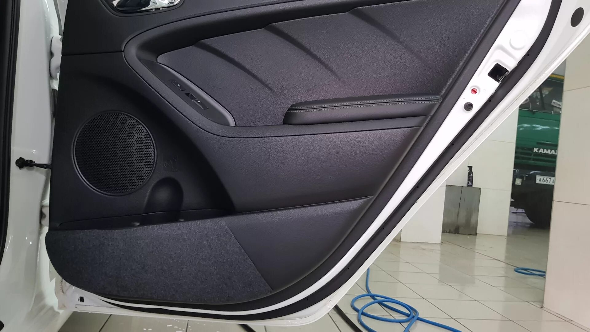 Защитная обшивка. Защитная обшивка. Дверь багажника прадо 120. Защитная обшивка. Накладки на обшивку дверей.