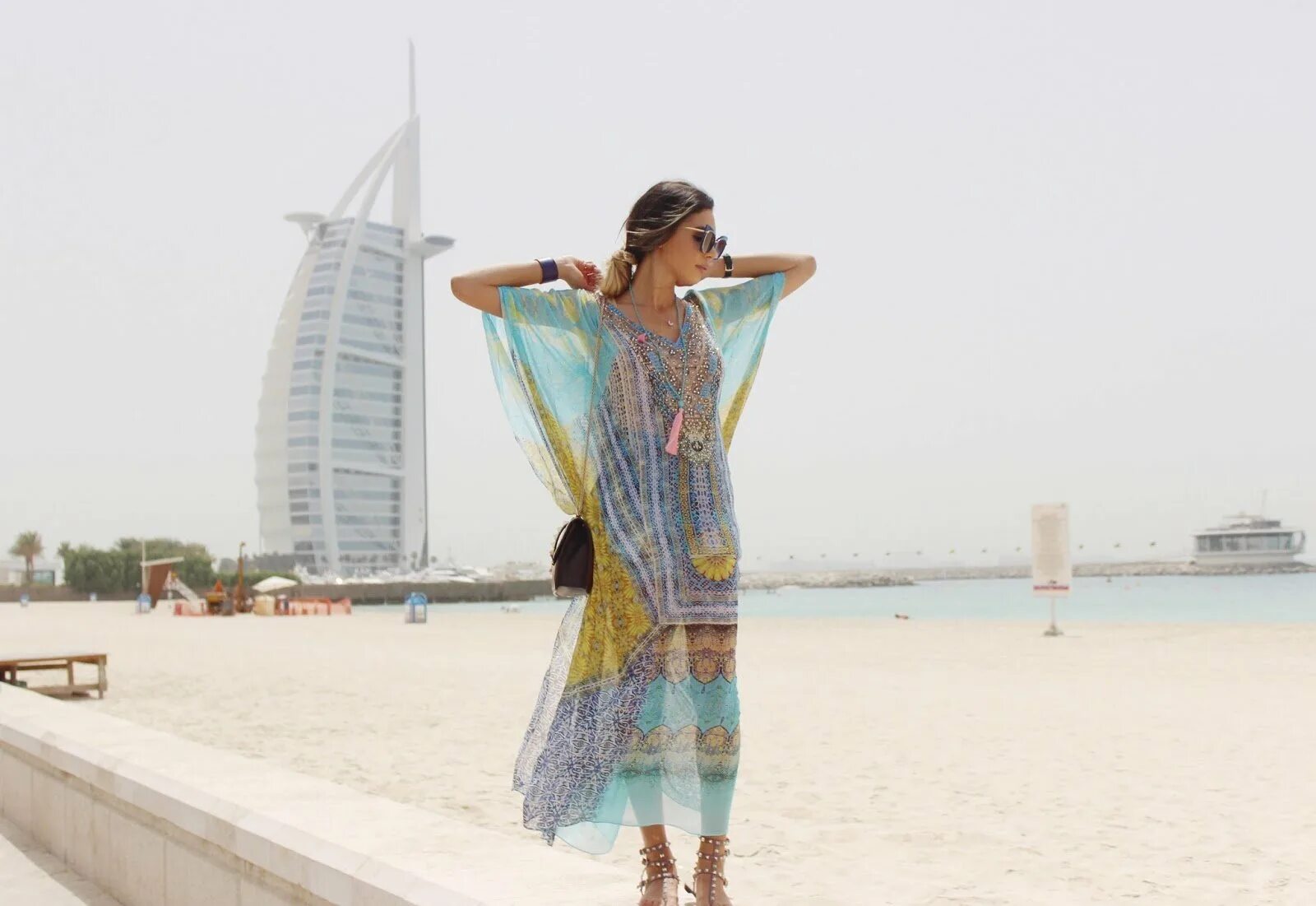 В какой одежде дубай. Девушки ОАЭ. Пляжная одежда в Эмиратах. Туристы в Дубае.