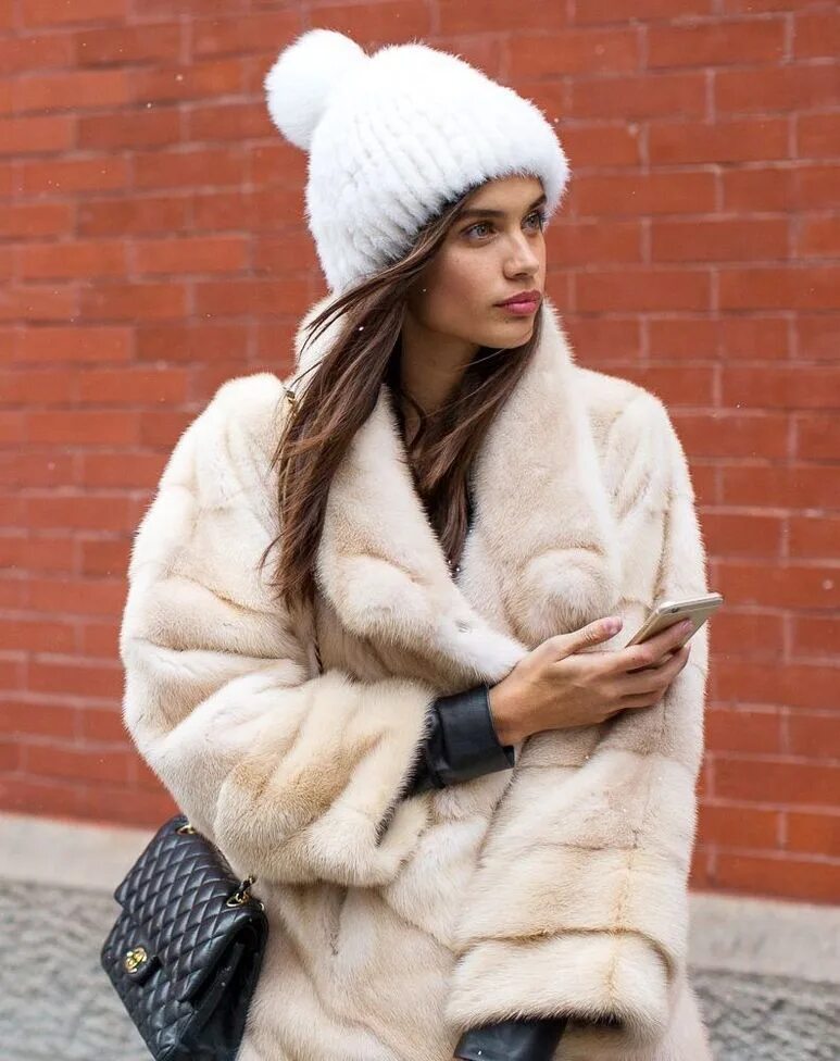 шапка под норковую шубу. модные шапки под шубу. шапка со снудом женская. шапка под шубку. головной убор к норковой шубе.