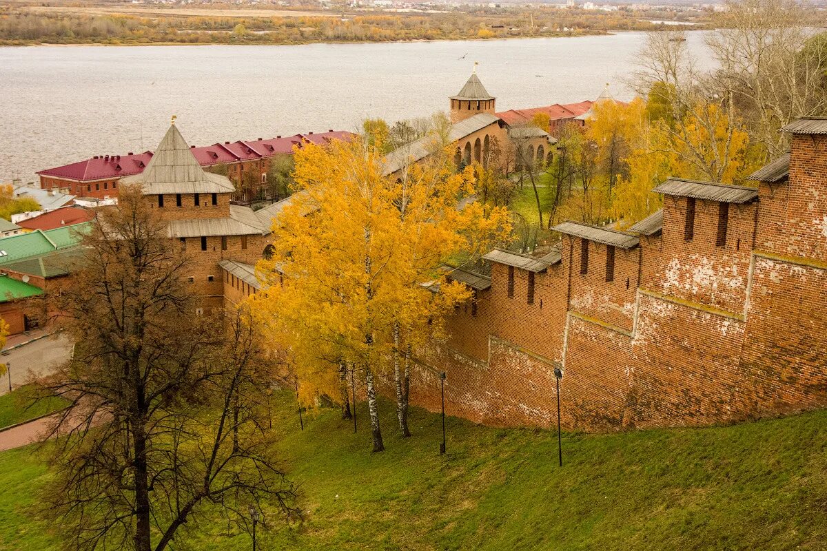 Октябрь нижний новгород. Ниж.Новгород осенний Кремль. Великий Новгород Кремль осень. Осенний Кремль Нижний Новгород. Нижегородский Кремль 1221.