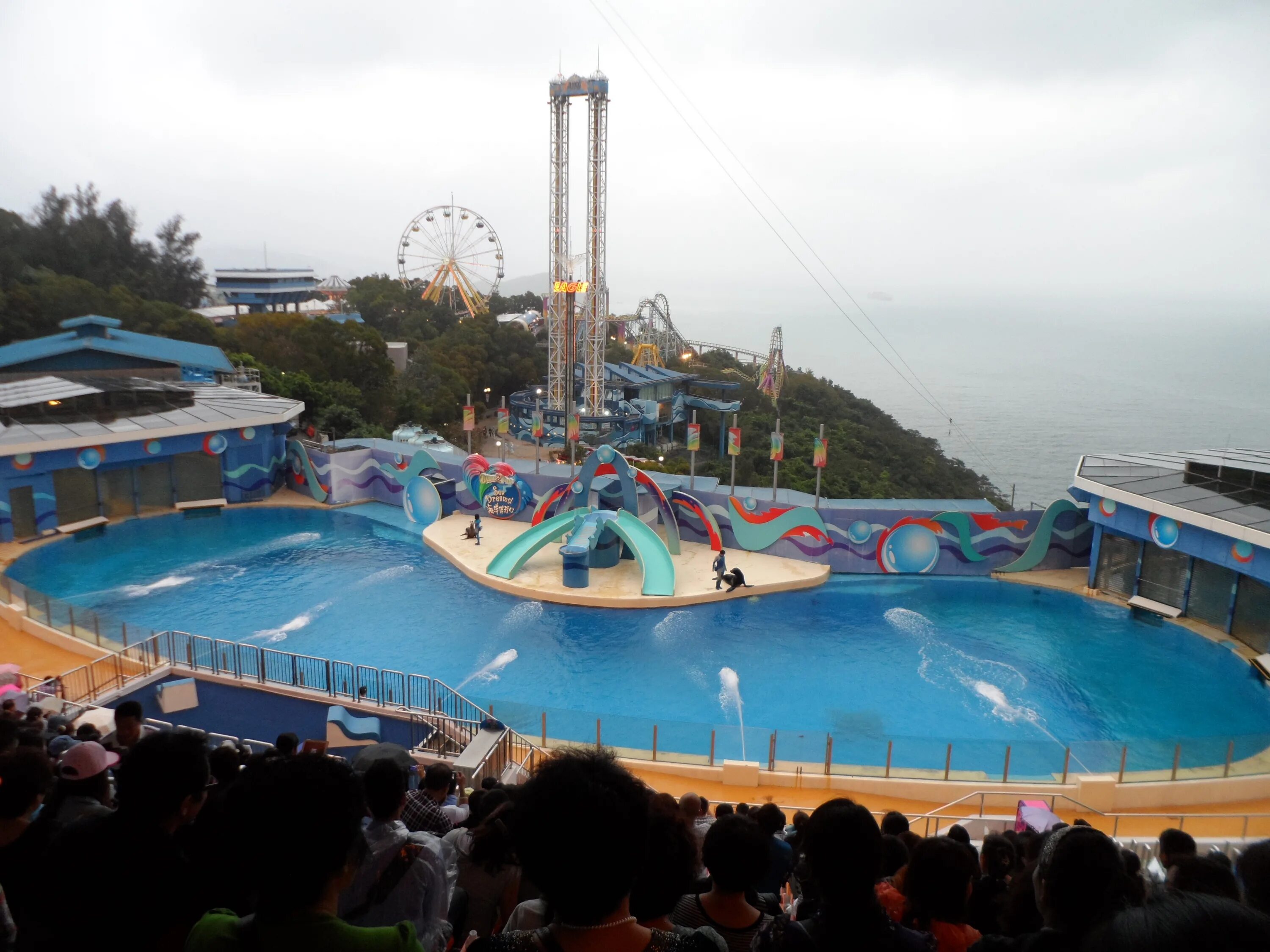 Оушен парк в гонконге аттракционы. Оушен парк в гонконге. Ocean park в гонконге. Оушен парк гонконг американские горки. Океанический парк в гонконге китай.