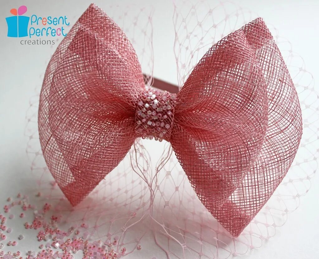 Школьные бантики из сетки. Декор из сеточки. Бант из сетки большой. Помпоны из фатина. Бант из сетки.