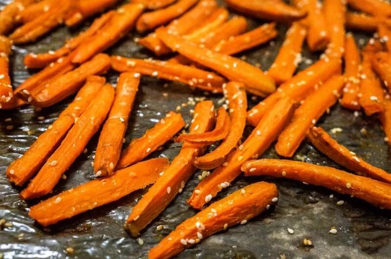 Печеная морковь. Морковь в духовке. Запеченная морковь в духовке. Морковь в духовке запеченные брусочками.