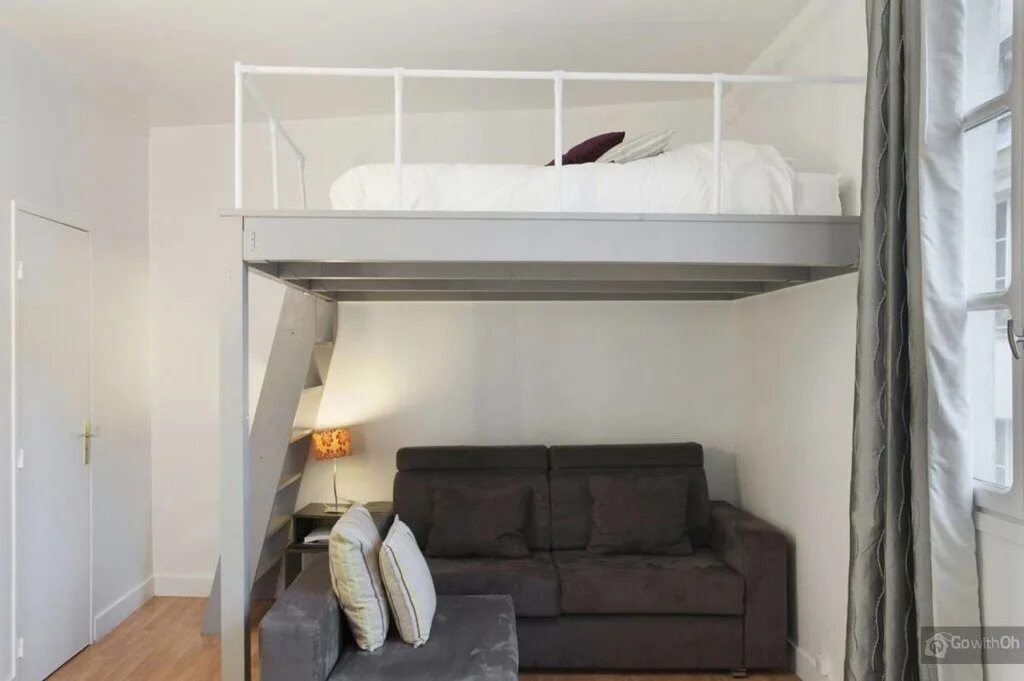 Высота потолков 2 3 метра. Антресольный второй ярус кровать чердак. Спальня на втором уровне. Кровать над потолком. Спальня на втором ярусе.