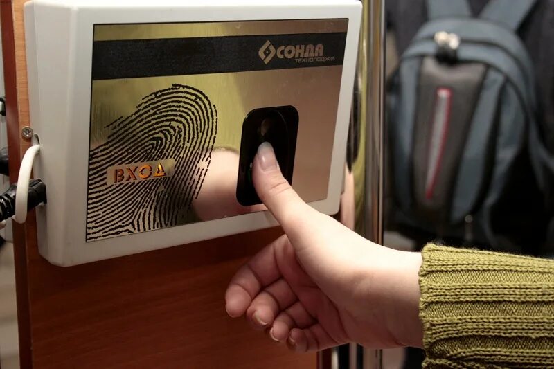 Идентификация по отпечатку пальца. Дактилоскопический отпечаток пальца. Отпечатки пальцев улики. Фрэнсис гальтон отпечатки пальцев. Идентификация отпечатков пальцев в криминалистике.