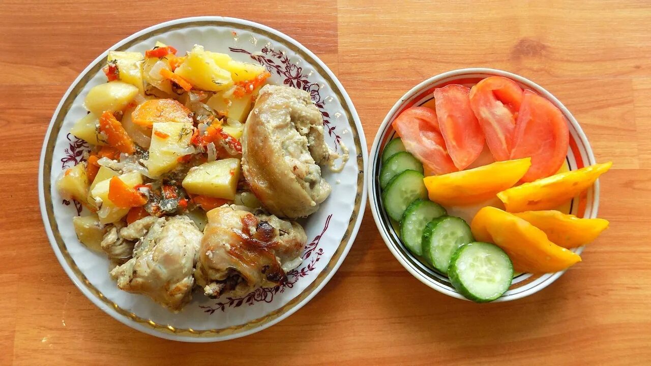 Курица в собственном соку рецепт. Курица в банке в собственном соку. курица с овощами в банке в духовке. курица тушеная в банке. курица с картошкой в банке в собственном соку.
