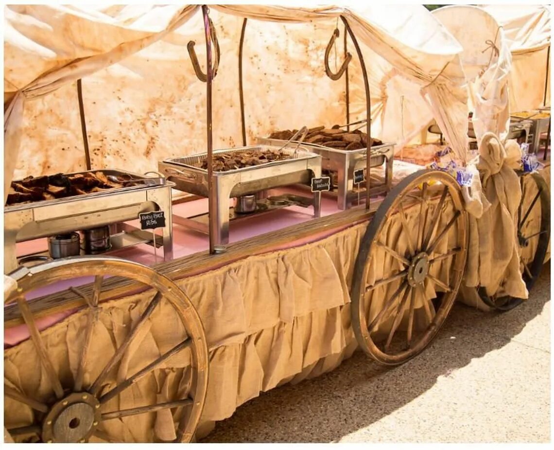 Вечеринка в стиле кантри. Ковбойская вечеринка стол. Ковбойская вечеринка стол. Вечеринка в ковбойском стиле угощения. Ковбои еда.