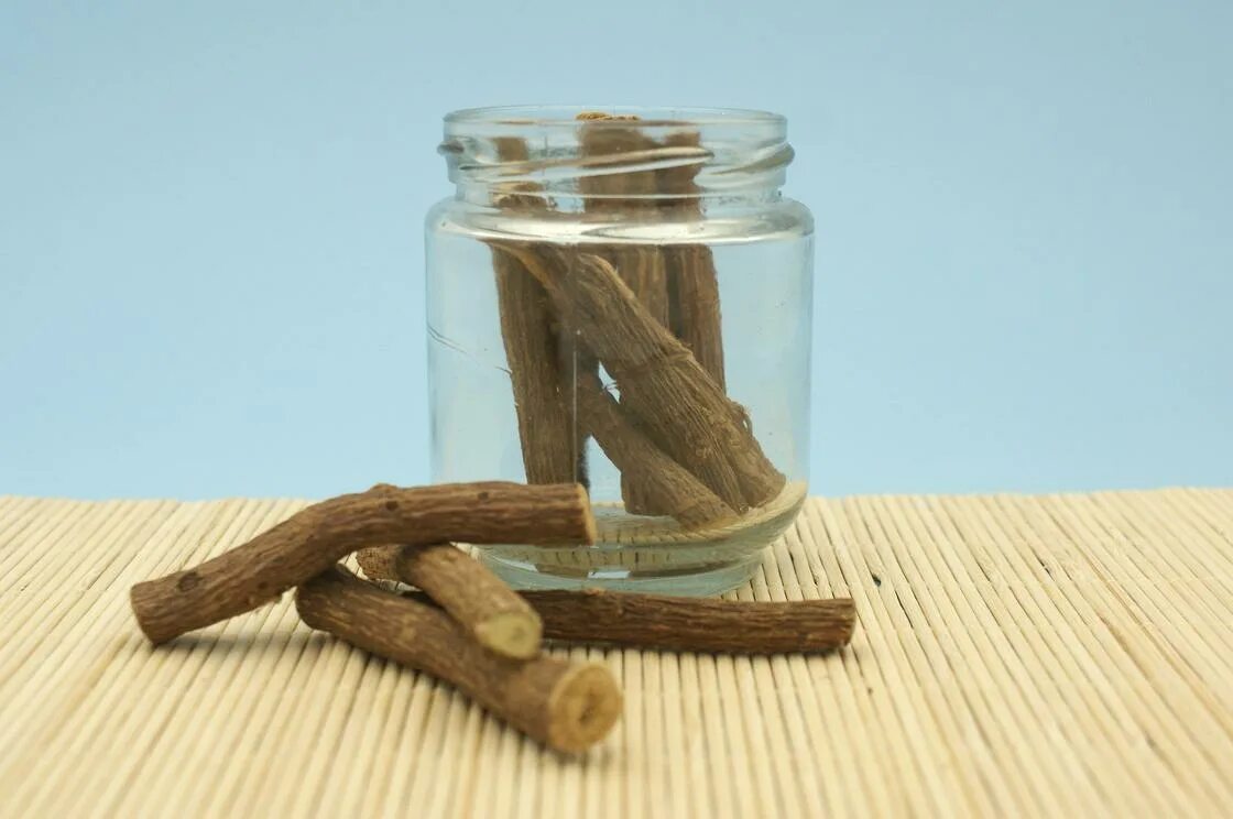 Корешок в банке. Пророщенный черенок розы. Занжабил. Корень солодки (licorice roots). Корешок в банке.