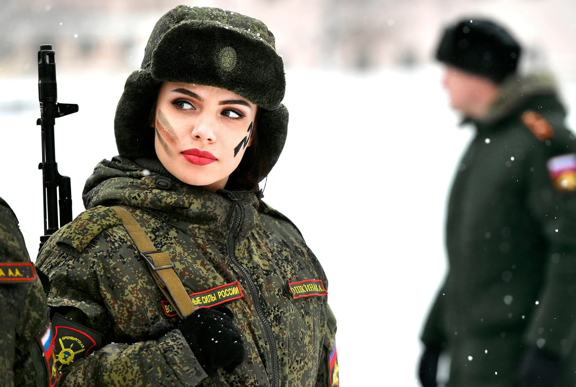 Красивые девушки военные. Красивые девушки в военной форме. Женщина солдат. Женщины военные в России. Армейская женщина
