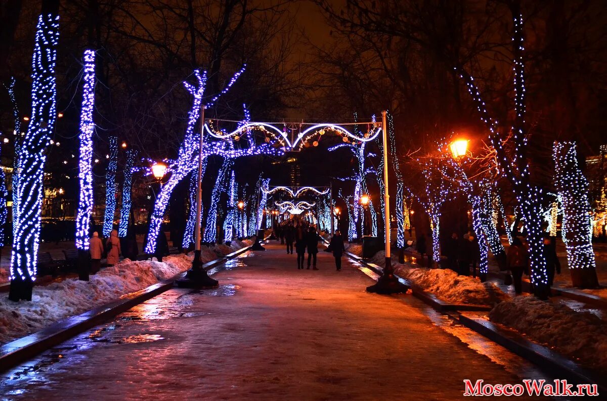 новогоднее украшение города. в каких парках будет новогодняя ночь. охта парк каток москва. в каких парках будет новогодняя ночь. парк сокольники москва новый год 2021.