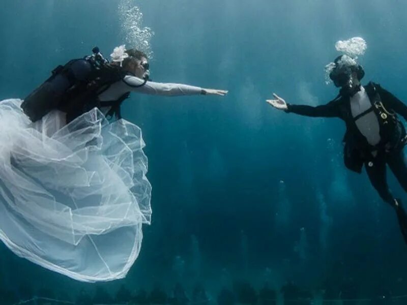 Церемония под. Невеста под водой. Жених и невеста под водой. Свадебная фотосессия в воде. Невеста в воде на глубине.