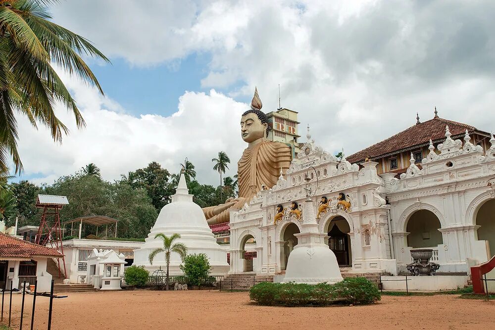 Церковь в шри ланке. Хиккадува Шри Ланка. Шри Ланка буддийский храм. Индуистский храм Шри Ланка. Храм Хиккадува.