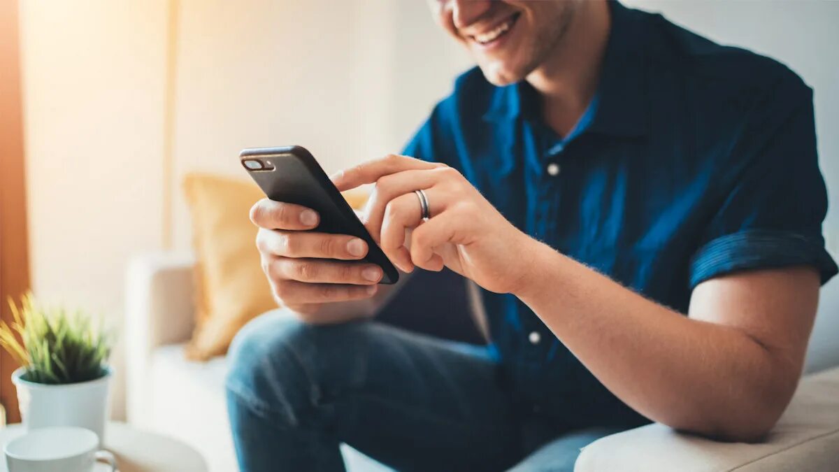 Телефон в руке зимой. Der smartphone. Смартфон креатив. Человек с телефоном в руке. Фон cell phone.