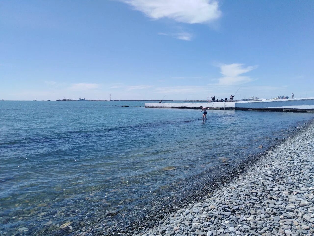 Сколько вода в море в сочи. Пляж Маяк Сочи. Чёрное море Сочи пляж Маяк. Море в Сочи в апреле. Фото моря в Сочи сейчас.