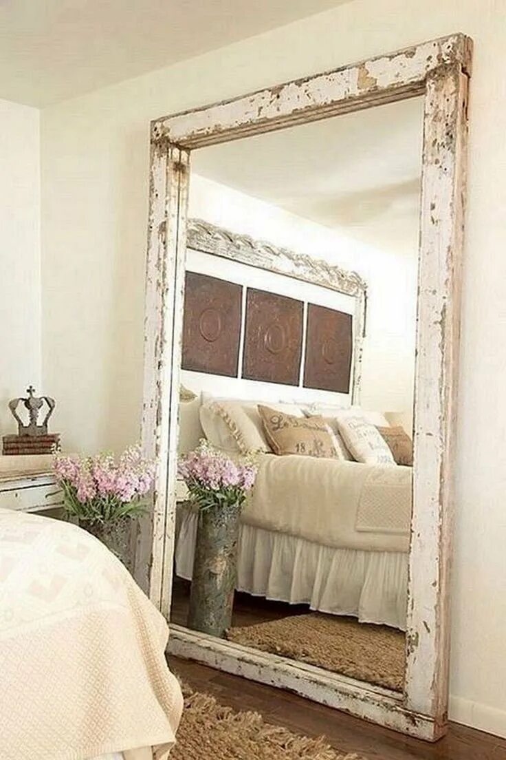 Напольное зеркало в спальне. Зеркала в интерьере. Зеркало в деревенском стиле. Декор спальни с зеркалами.