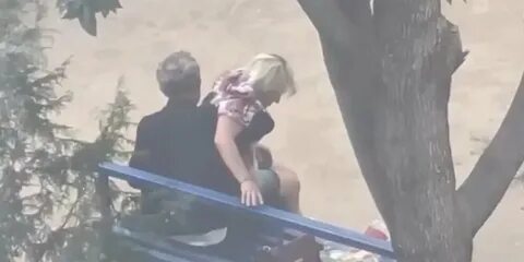 Показал прилюдно