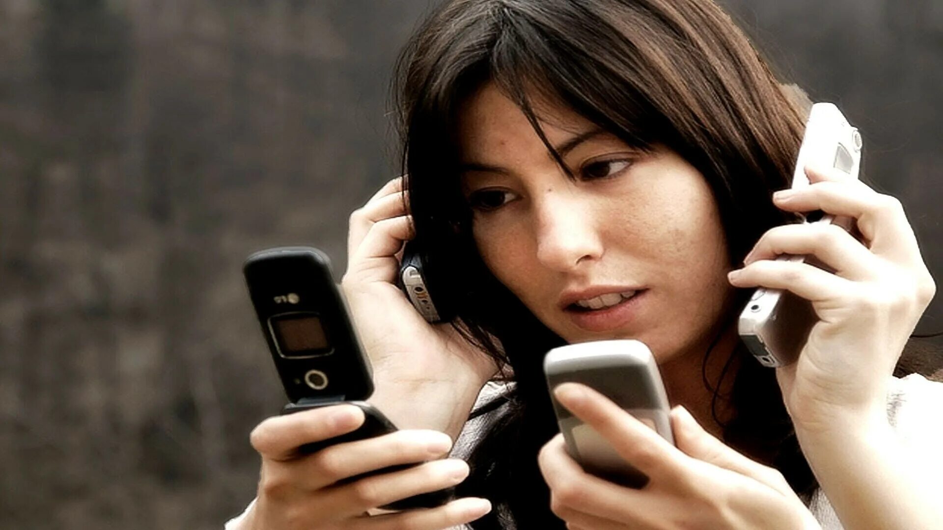 Как по телефону установить где человек. Девушка со смартфоном. человек с мобильным телефоном. девушка с мобильным телефоном.