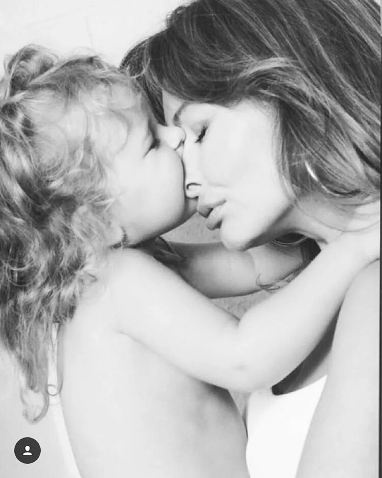 Мама и дочь целуются. Поцелуй дочери. Мама и дочка целуются