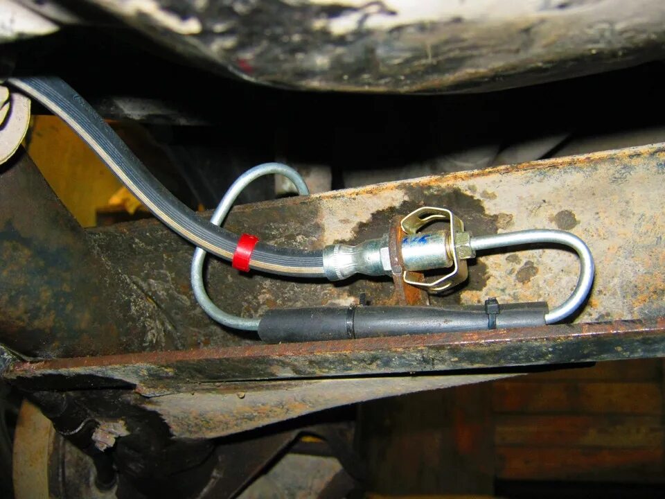 Передние суппорта. Ревизия и замена шлангов. - Mazda 626 IV (GE), 1,8 л, 1994 го