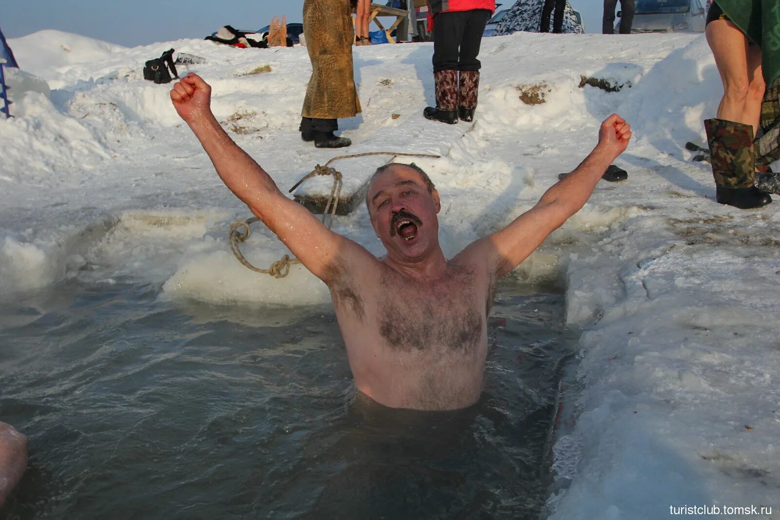 закаливание в проруби. купание зимой в проруби. моржи купаются в проруби. моржи купаются в проруби. купание моржей.