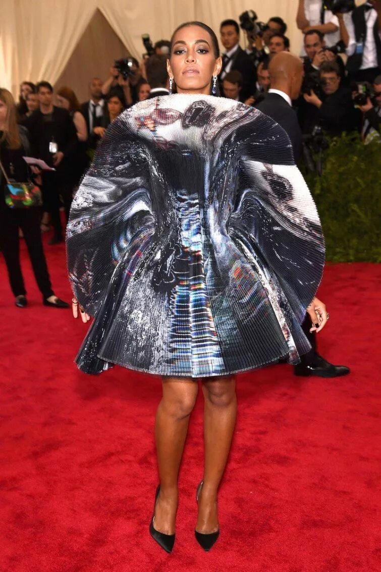 Плохие образа. Бейонсе и Соланж Ноулз met Gala. Соланж Ноулз в Красном. Самые странные Наряды звезд. Самые нелепые Наряды звезд.