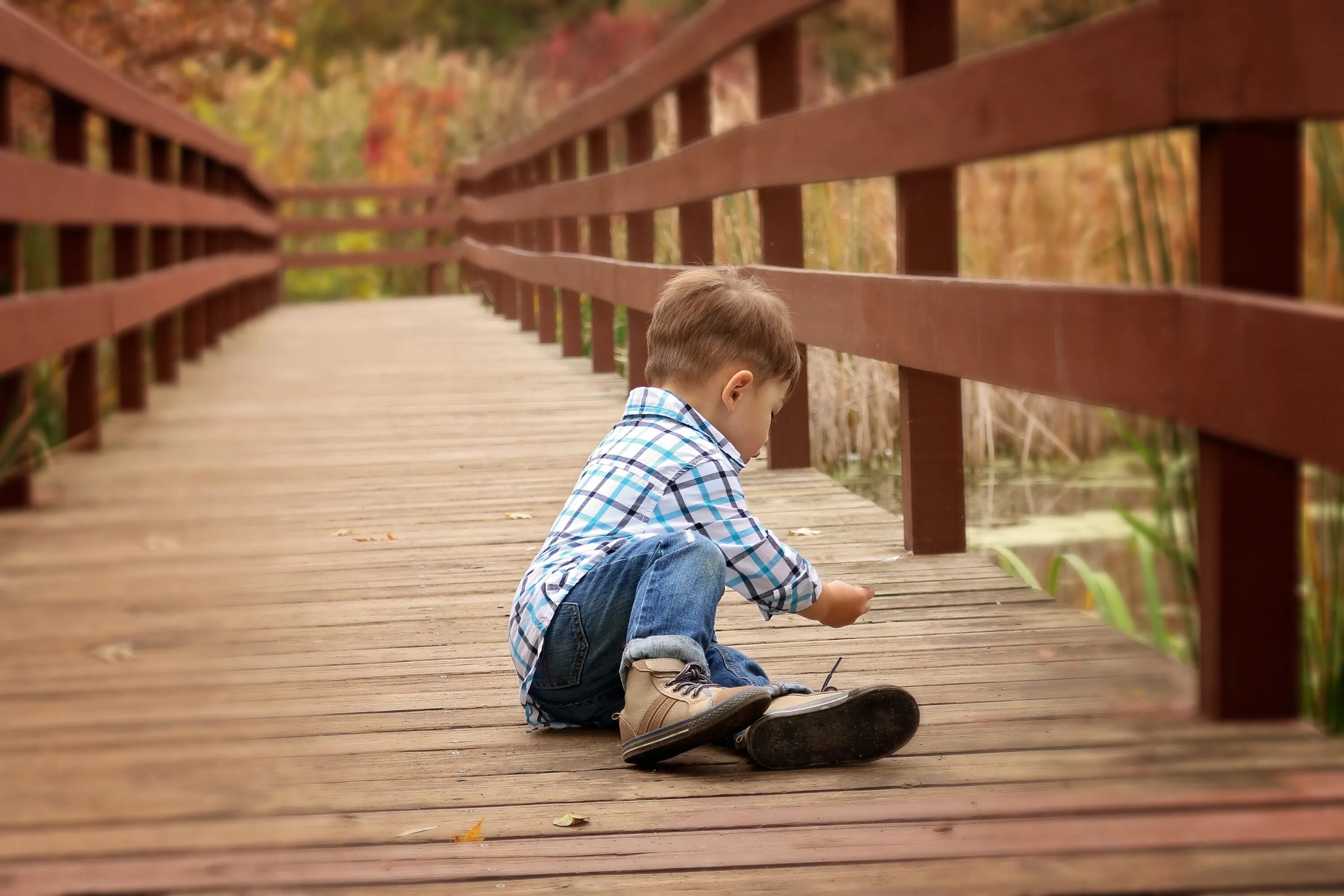Мальчик на мосту. Мост для детей. Мальчик мостик. Дети в парке. Размышления мальчика