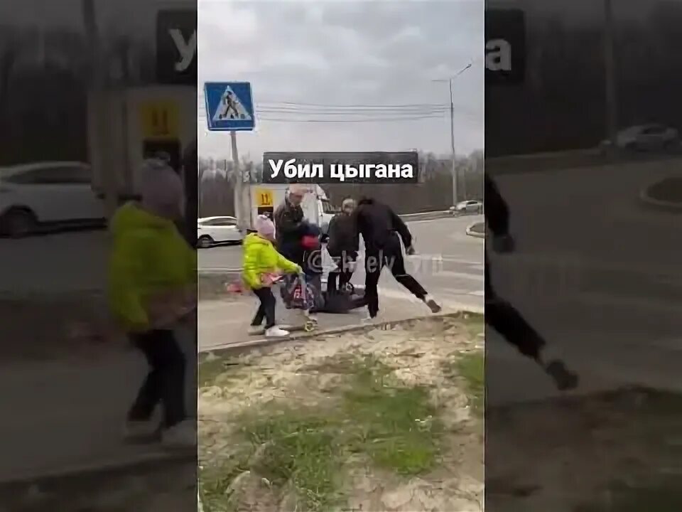 Почему погибает цыганок. Толпа цыган. Цыганские общины в ялте. Цыгане попрошайничают с детьми. Цыганей надо истребить.