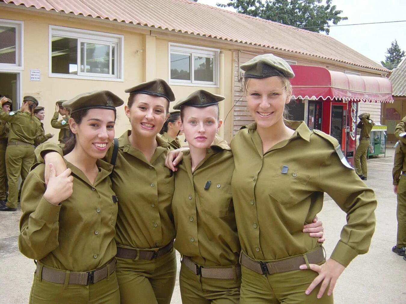 Сколько женщин служит. Израильская Военная форма. Израильская женщина-солдат. Военная форма израильской армии. Израильская армия девушки.