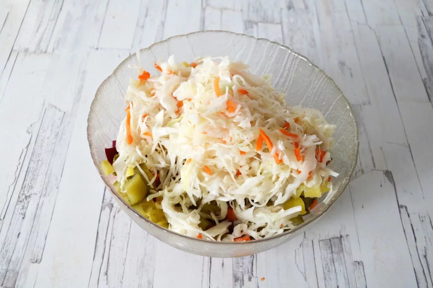 Квашеная капуста с курицей и картошкой. Салат с квашеной капустой. салат с квашеной капустой и горошком. квашенная капуста на винегрет. винегрет с квашеной капустой.