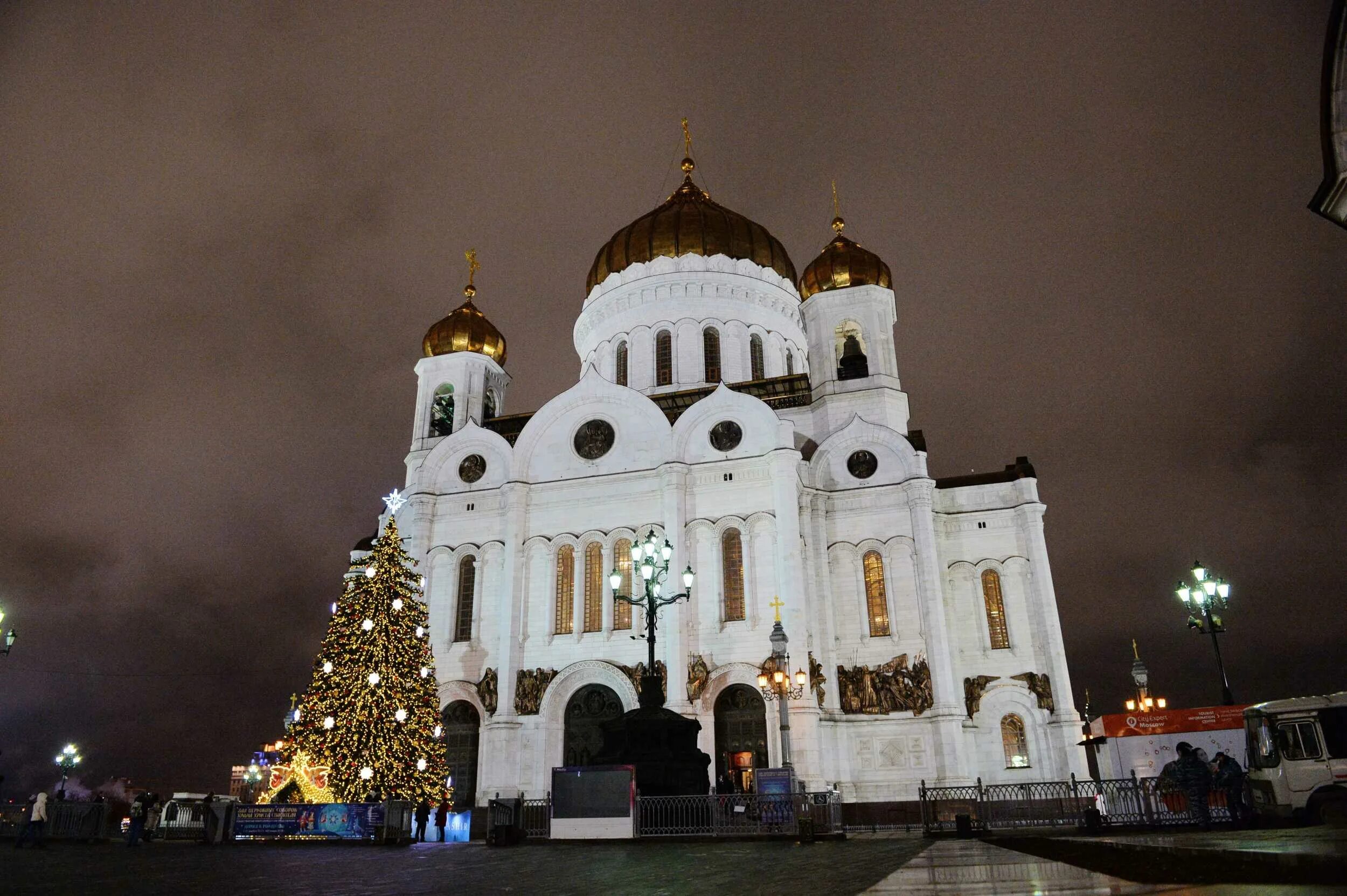 Новогодние украшения у храма христа спасителя фото Как украсили Москву к Новому году. Фоторепортаж РБК