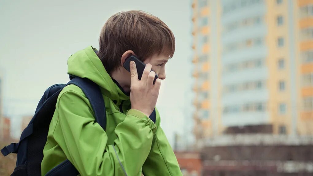 Телефоны для подростков в россии. Подросток разговаривает по телефону. Подросток с телефоном. Подросток на улице один. Подросток говорит по телефону.
