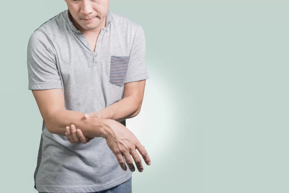 Нервные окончания кисти. Локтевой нерв мышцы кисти. Тремор пальцев. Нервные окончания на руке. Человеческая рука.