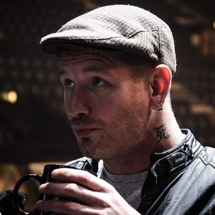 Mr taylor. Corey Taylor. Кори Тейлор в шляпе. Кори Тейлор в кепке.