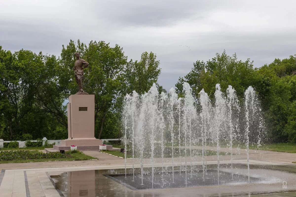 Город чапаевск самарской области. Памятник иващенко в чапаевске. Чапаевск самарская область. Чапаевск площадь города. Чапаевск центр города.