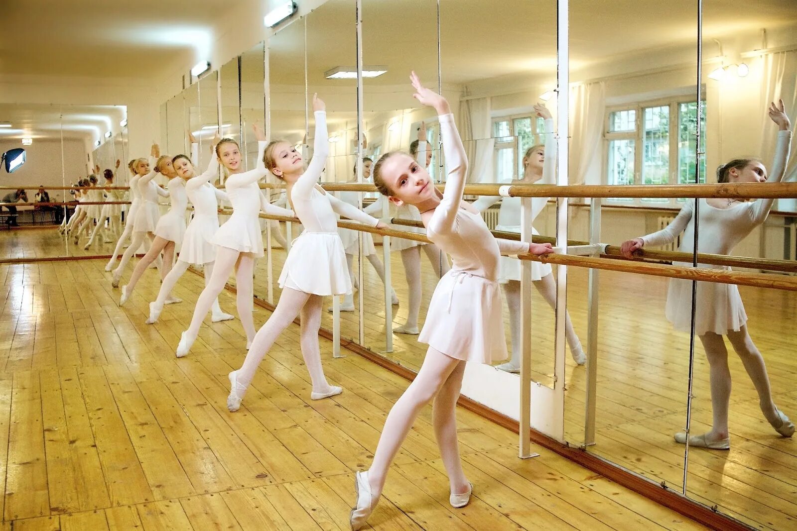 Танцы средневековья бранль. Неаполитанская тарантелла танец. Где родился танец. Танец мазурка описание кратко. История возникновения танца.