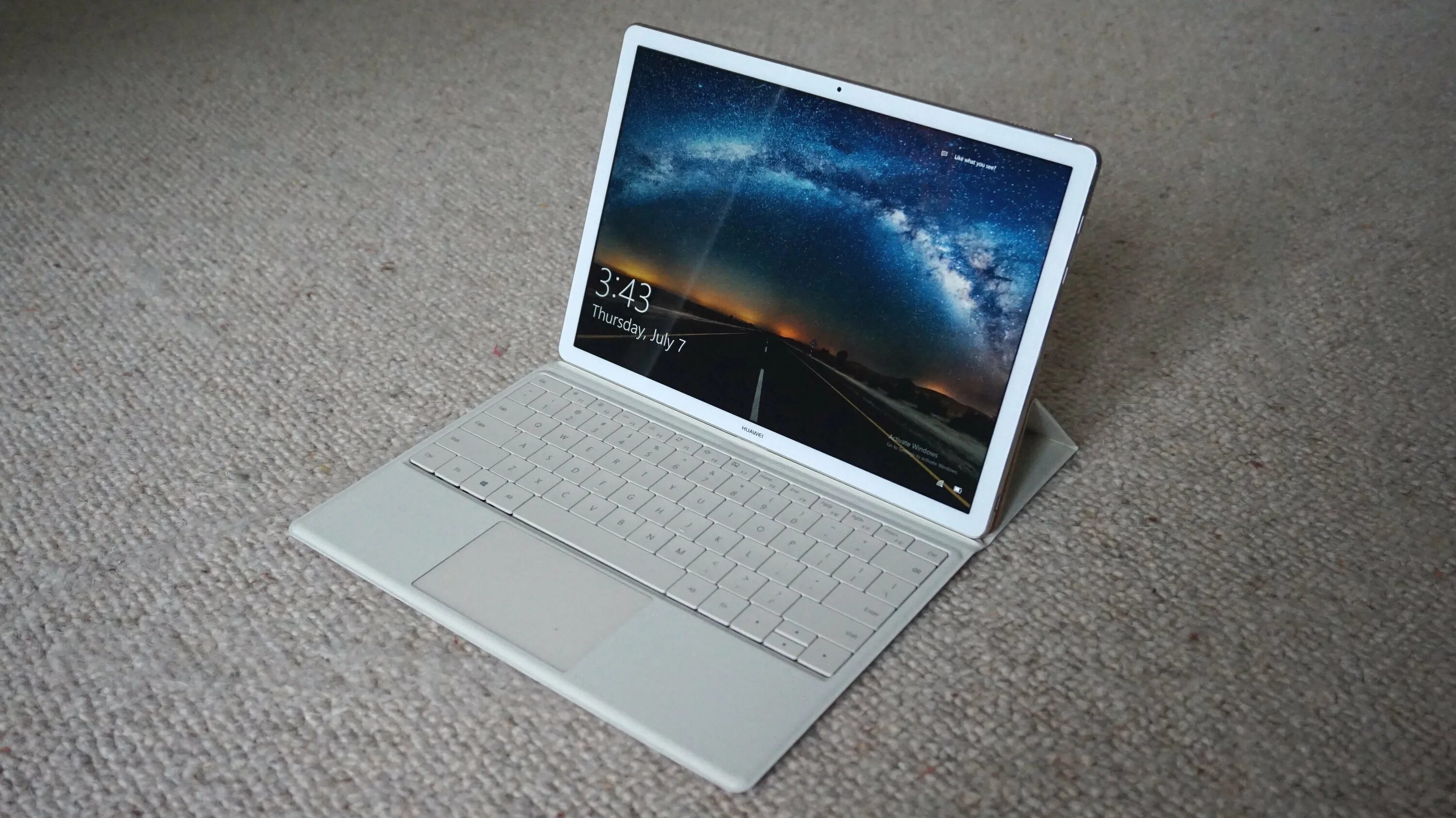 Huawei matebook magicbook. Ноутбуки хонор белый. Хонор нетбук 10. Ноутбук хонор 14 белый. Компьютер хонор.